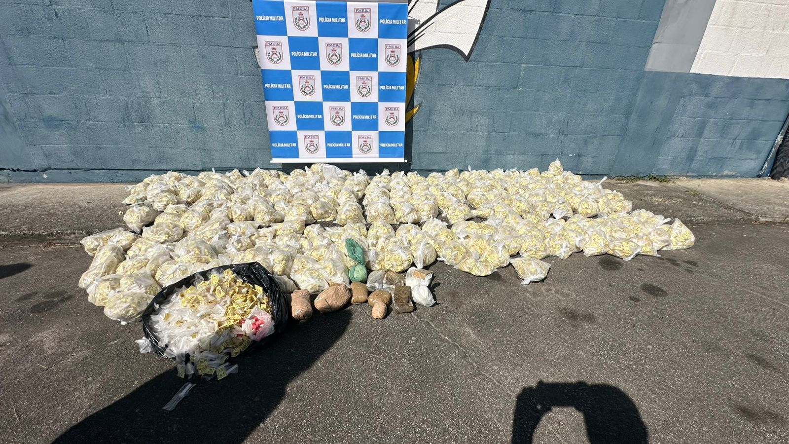 PMs do batalhão de Irajá apreendem farta quantidade de drogas na Comunidade do Gogó após uma informação do Disque Denúncia
